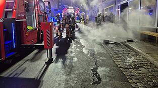 In einem Chamer Fotostudio bricht in der Nacht von Freitag auf Samstag ein Feuer aus. Umfangreich alarmiert die Leitstelle Regensburg Einsatkr&auml;fte.