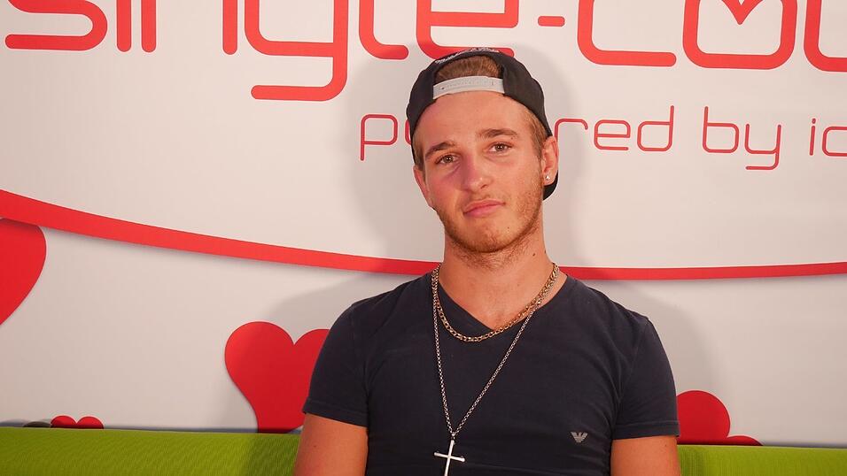 Sebastian W.: Hier geht's zu seinem Video: http://www.idowa.de/inhalt.er-sucht-sie-single-sebastian-w.4d70d83e-2bac-40a9-8a54-b56f36bb2b56.html Wenn du möchtest, dass Sebastian W. Mister Single-Couch 2017 wird, dann drücke auf 'Gefällt mir': https://www.facebook.com/pg/singlecouch/photos/?tab=album&album_id=1358187074293674