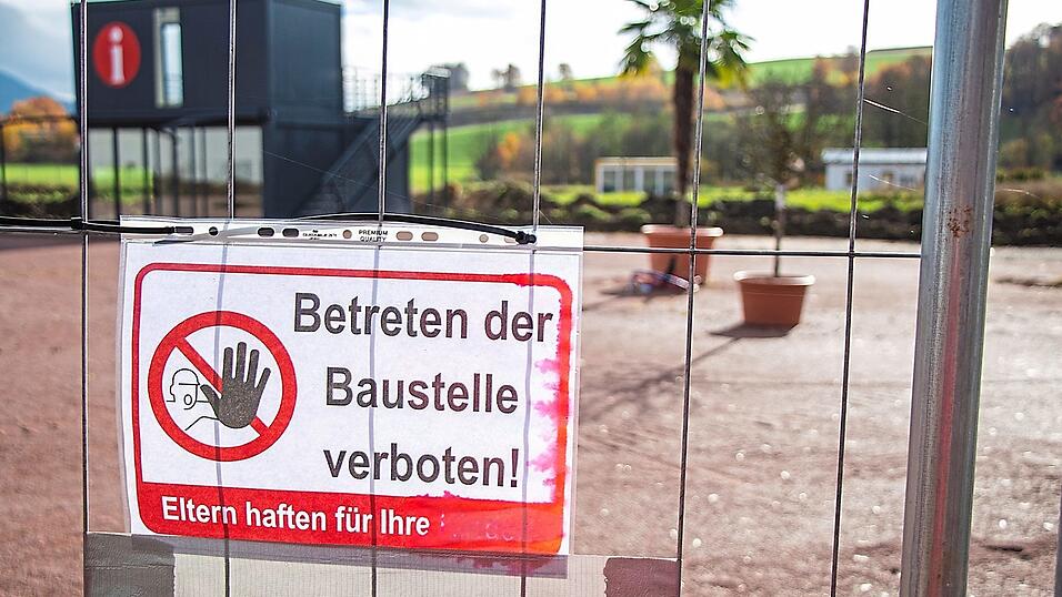 Bauzäune formen eine Art Labyrinth, das übers Gelände der Landesgartenschau führt und Blicke auf die Baustelle zulässt. Bauzäune formen eine Art Labyrinth, das übers Gelände der Landesgartenschau führt und Blicke auf die Baustelle zulässt.