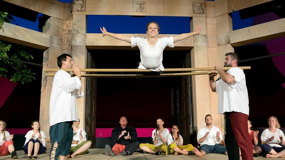 In der Pause hatte die Showtanzgruppe 'Flip Flops' Zeit, ihr ganzes Können zu präsentieren. (Fotos: Ulli Scharrer) In der Pause hatte die Showtanzgruppe 'Flip Flops' Zeit, ihr ganzes Können zu präsentieren. (Fotos: Ulli Scharrer)