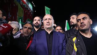 Der Pr&auml;sident des iranischen Fu&szlig;ballverbandes (Mitte) hat es nicht zum FIFA-Kongress in Vancouver geschafft.