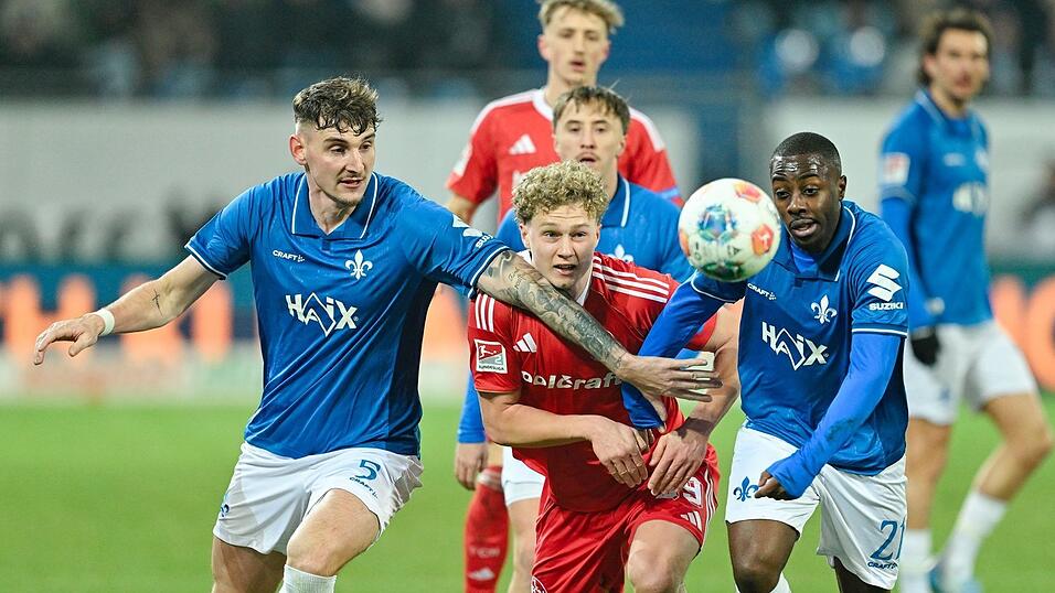 Nürnbergs Jungstürmer Piet Scobel (m) hat viel Gegenwehr. Nürnbergs Jungstürmer Piet Scobel (m) hat viel Gegenwehr.