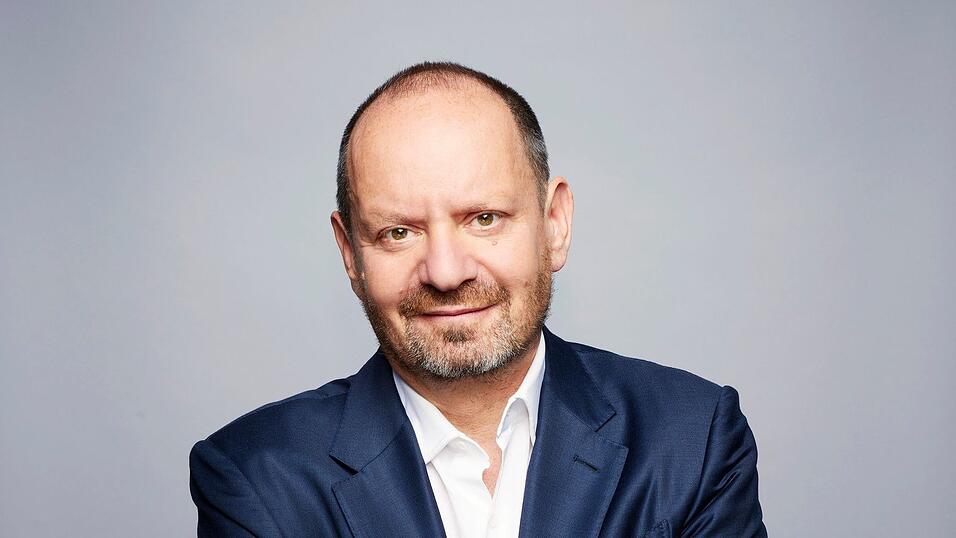Sands arbeitet am Internationalen Gerichtshof in Den Haag und wirkte an bedeutenden Verfahren des internationalen Rechts mit. Sands arbeitet am Internationalen Gerichtshof in Den Haag und wirkte an bedeutenden Verfahren des internationalen Rechts mit.