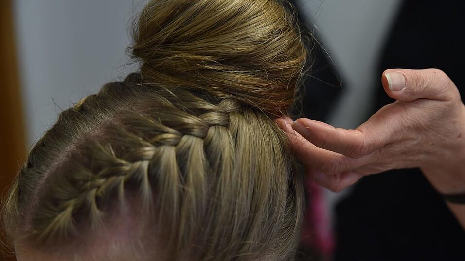 Mit dieser Frisur sind Sie perfekt gestylt für's Gäubodenvolksfest! Mit dieser Frisur sind Sie perfekt gestylt für's Gäubodenvolksfest!