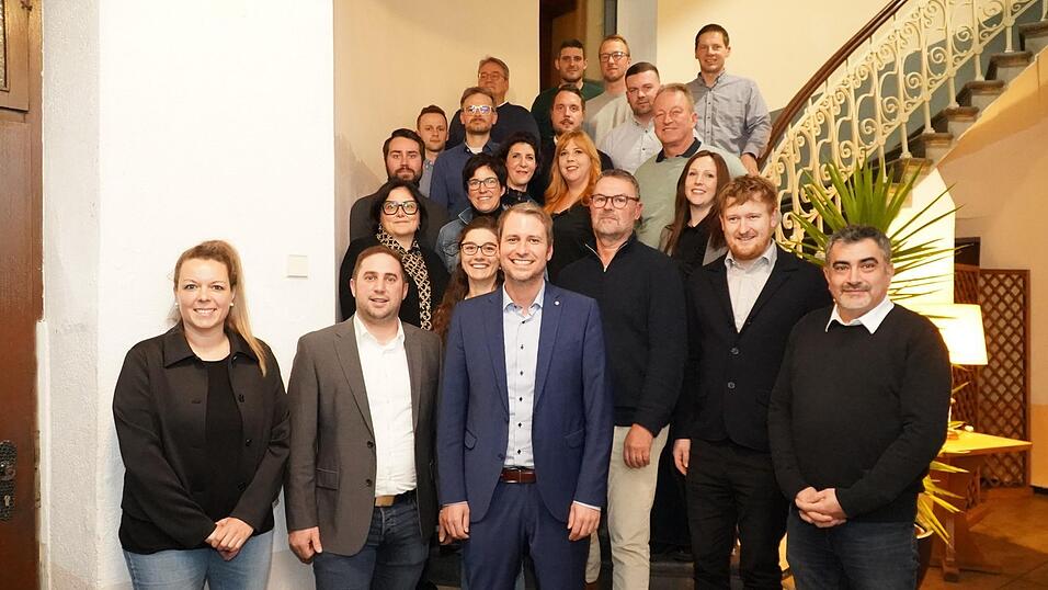 Tritt wieder an: der amtierende Bürgermeister Matthias Kohlmayer (vorne Mitte) mit seinen Mitbewerbern für den Stadtrat. Tritt wieder an: der amtierende Bürgermeister Matthias Kohlmayer (vorne Mitte) mit seinen Mitbewerbern für den Stadtrat.