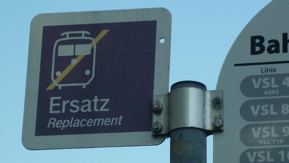 Verkehrspurpur: In der Farbe der SEV-Taferl sind auch die neuen Busse lackiert.