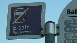 Verkehrspurpur: In der Farbe der SEV-Taferl sind auch die neuen Busse lackiert.