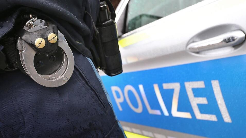 Der Mann habe während der Festnahme das Bewusstsein verloren, teilte die Polizei mit. (Symbolbild) Der Mann habe während der Festnahme das Bewusstsein verloren, teilte die Polizei mit. (Symbolbild)