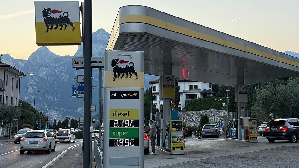 Für Diesel gilt an mehreren Tankstellen in Italien der freiwillige Preisdeckel v2,19 Euro pro Liter. Für Diesel gilt an mehreren Tankstellen in Italien der freiwillige Preisdeckel v2,19 Euro pro Liter.