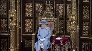 Die britische Königin Elizabeth II. hält eine Rede vom Thron im House of Lords im Palace of Westminster während sie das Gesetzgebungsprogramm der Regierung für die kommende Sitzungsperiode bei der Eröffnung des britischen Parlaments umreißt. Die britische Königin Elizabeth II. hält eine Rede vom Thron im House of Lords im Palace of Westminster während sie das Gesetzgebungsprogramm der Regierung für die kommende Sitzungsperiode bei der Eröffnung des britischen Parlaments umreißt.