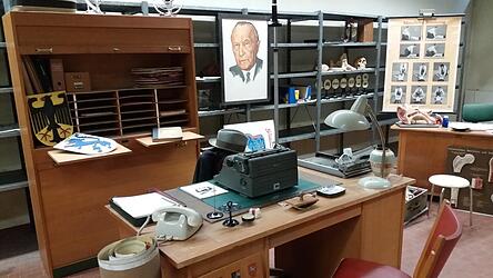 Bei der Ausstellung hat Gruber seine Sammelst&uuml;cke in verschiedene Berufsfelder gegliedert aufgebaut.