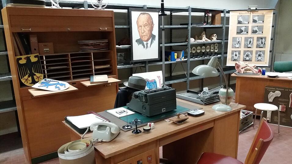 Bei der Ausstellung hat Gruber seine Sammelst&uuml;cke in verschiedene Berufsfelder gegliedert aufgebaut.