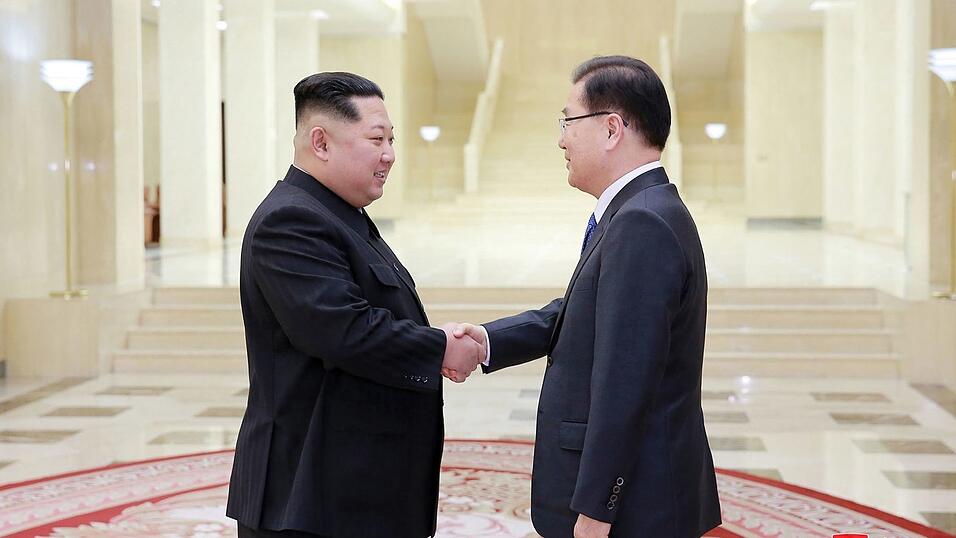 Die von der nordkoreanischen Regierung zur Verf&uuml;gung gestellte Aufnahme zeigt den nordkoreanischen Machthaber Kim Jong Un (vorne, l) und Chung Eui Yong (vorne, r), nationaler Sicherheitsberater S&uuml;dkoreas, h&auml;ndesch&uuml;ttelnd.