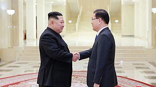 Die von der nordkoreanischen Regierung zur Verf&uuml;gung gestellte Aufnahme zeigt den nordkoreanischen Machthaber Kim Jong Un (vorne, l) und Chung Eui Yong (vorne, r), nationaler Sicherheitsberater S&uuml;dkoreas, h&auml;ndesch&uuml;ttelnd.