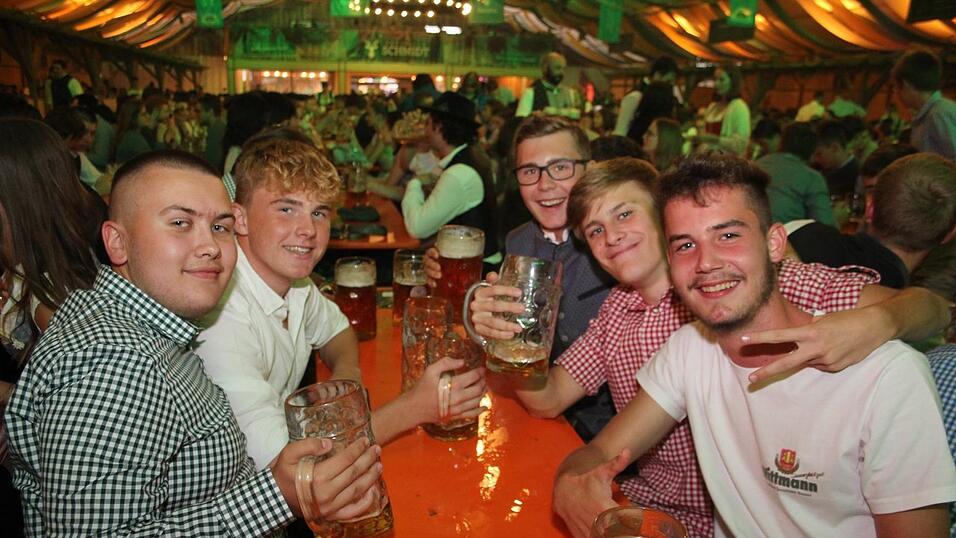Auch am Samstagabend strömten viele Landshuter zur Dult. Auch am Samstagabend strömten viele Landshuter zur Dult.