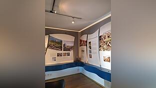 Unter anderem stehen Schilder zur Tier- und Pflanzenvielfalt des Bogenbergs in der Infostelle.