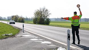 Bayernweit will die Polizei im Juni verstärkt auf Landstraßen kontrollieren. (Symbolbild) Bayernweit will die Polizei im Juni verstärkt auf Landstraßen kontrollieren. (Symbolbild)