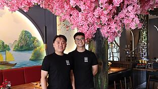 Der gebürtige Vietnamese Dang Doan (links) hat in den Bäckerschen Höfen das vietnamesische Restaurant Do An eröffnet. Einer von bislang fünf Mitarbeitern ist Hoang Huy Nguyen (rechts). Der gebürtige Vietnamese Dang Doan (links) hat in den Bäckerschen Höfen das vietnamesische Restaurant Do An eröffnet. Einer von bislang fünf Mitarbeitern ist Hoang Huy Nguyen (rechts).