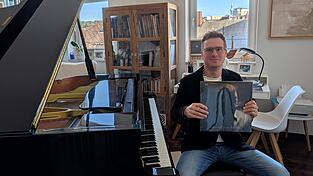 Luis Berra mit seinem neuem Album &bdquo;A Piano Wont Fix Your Tormented Soul&ldquo;.