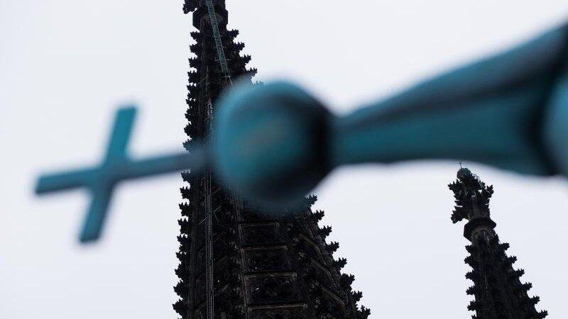 Eine Projektion der Kirchen sagt voraus, dass 2060 wohl nur noch rund 30 Prozent der Bevölkerung katholisch oder evangelisch sein werden. (Symbolbild) Eine Projektion der Kirchen sagt voraus, dass 2060 wohl nur noch rund 30 Prozent der Bevölkerung katholisch oder evangelisch sein werden. (Symbolbild)