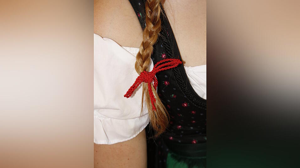 (Bild: Pfeffer)Schöner wirkt die Frisur, wenn du den Gummi noch mit einem Kordel- oder Satinband verdeckst. (Bild: Pfeffer)Schöner wirkt die Frisur, wenn du den Gummi noch mit einem Kordel- oder Satinband verdeckst.
