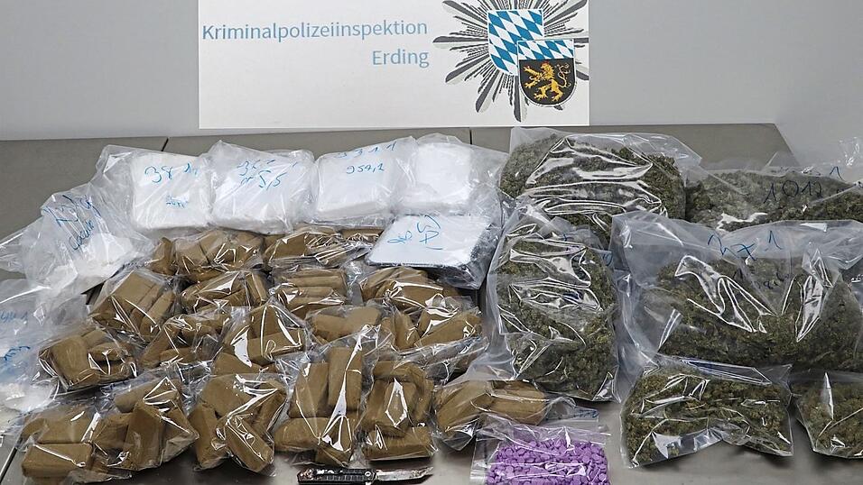 Ein ziemlicher Schlag gegen die Rauschgift-Szene gelang der Polizei. Insgesamt wurden &uuml;ber 21 Kilogramm Bet&auml;ubungsmittel sichergestellt.  Foto: Polizeipr&auml;sidium Oberbayern Nord
