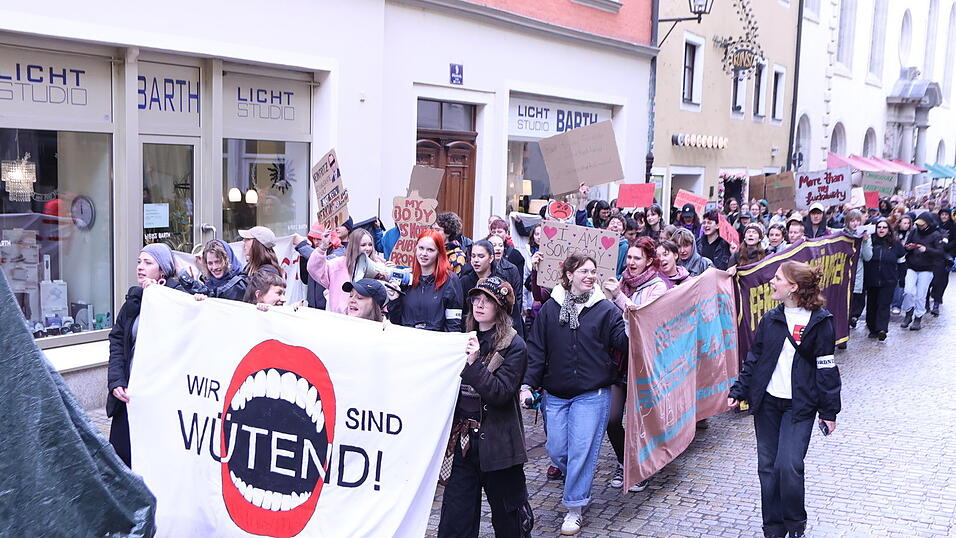 Mehr Schutz f&uuml;r Frauen vor sexualisierter Gewalt wurde gefordert und ein Antrag an den Stadtrat konnte unterschrieben werden.