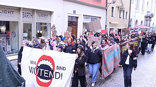 Mehr Schutz f&uuml;r Frauen vor sexualisierter Gewalt wurde gefordert und ein Antrag an den Stadtrat konnte unterschrieben werden.