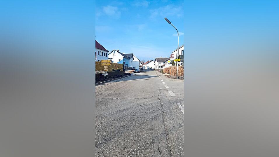 Die Ortsdurchfahrt Irlbach muss erneuert werden, im Bild sind beispielsweise Risse auf der Fahrbahn zu sehen.