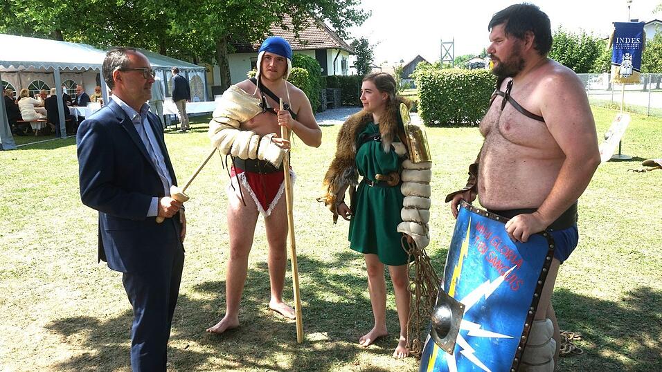 Kulturreferent und Kreisheimatpfleger Florian Jung (l., mit Kurzschwert) im Gespräch mit Gladiatoren-Darstellern aus Kärnten, die nach dem Festakt im Freien einige Kostproben ihrer Kampfkunst gaben. Kulturreferent und Kreisheimatpfleger Florian Jung (l., mit Kurzschwert) im Gespräch mit Gladiatoren-Darstellern aus Kärnten, die nach dem Festakt im Freien einige Kostproben ihrer Kampfkunst gaben.