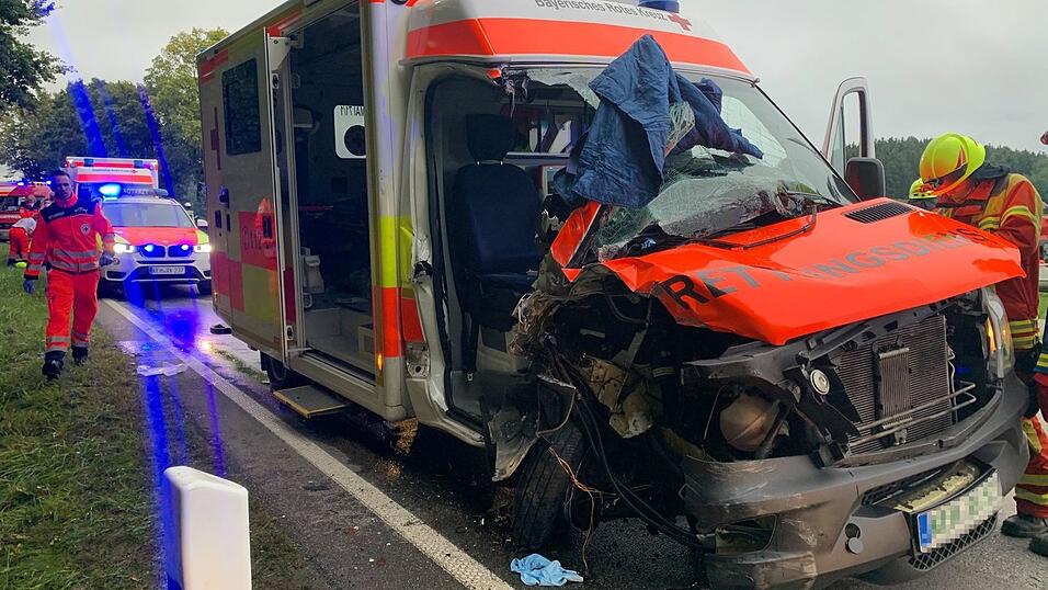 Bei dem Unfall waren drei Menschen teils schwer verletzt worden.