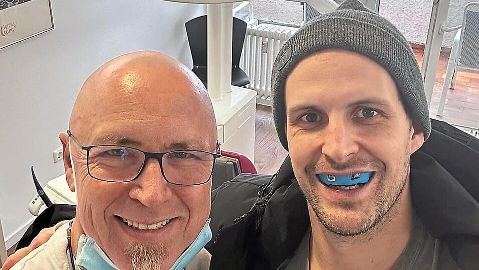 Lauerer mit dem DEL2-Topscorer der Eisbären Andrew Yogan. Lauerer mit dem DEL2-Topscorer der Eisbären Andrew Yogan.