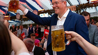Alexander Schweitzer (SPD), Ministerpräsident von Rheinland-Pfalz, kommt zum Politischen Frühschoppen Gillamoos.