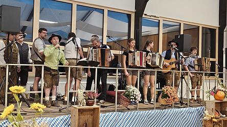 Thomas Dorner alias „Tom Swing“ (4.v.l.) zusammen mit den Mitwirkenden