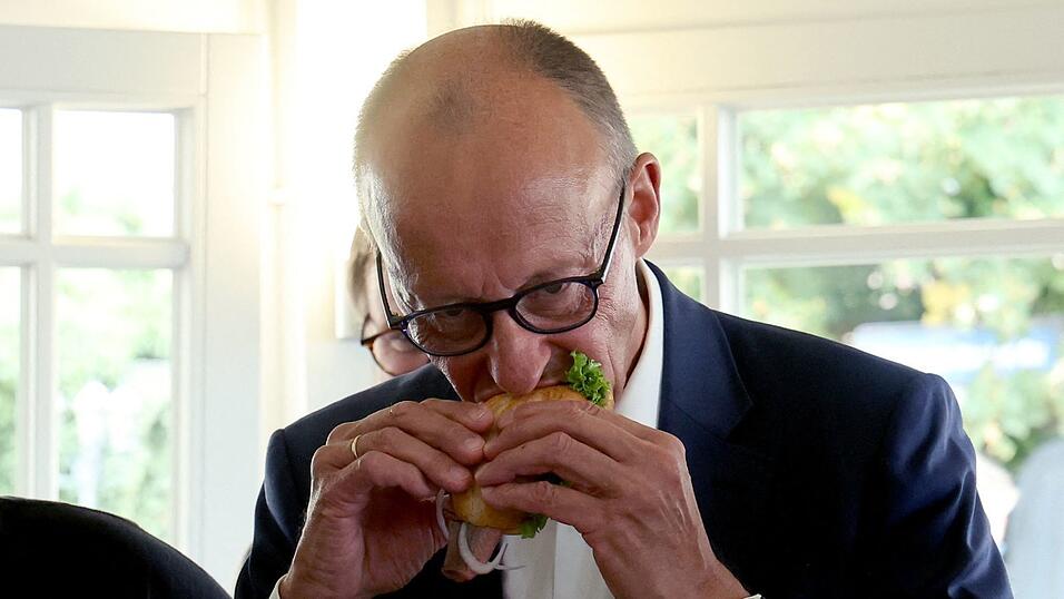 Das Fischbrötchen ließ sich der Kanzler schmecken. Das Fischbrötchen ließ sich der Kanzler schmecken.