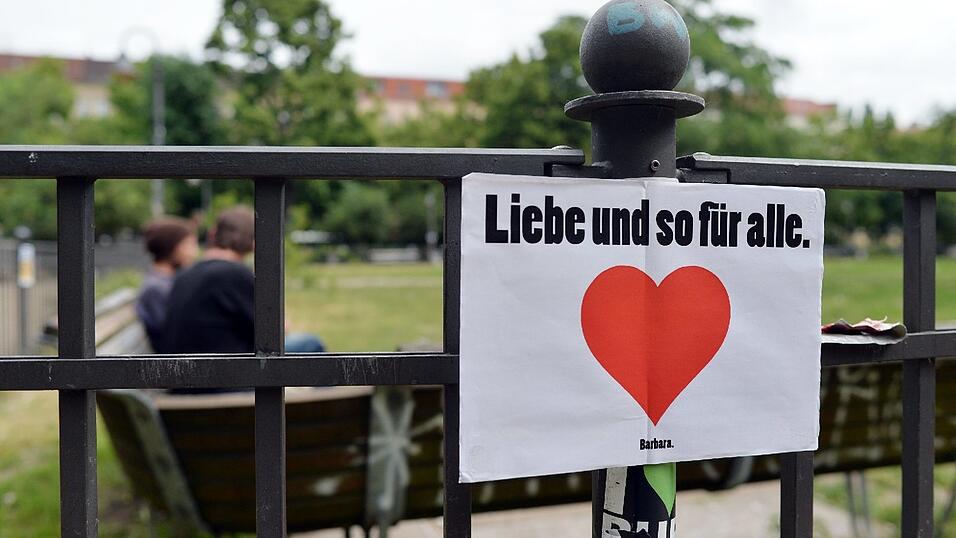 Streetart-Künstlerin Barbara verteilt Schilder und Sticker in den Großstädten in Deutschland. Streetart-Künstlerin Barbara verteilt Schilder und Sticker in den Großstädten in Deutschland.