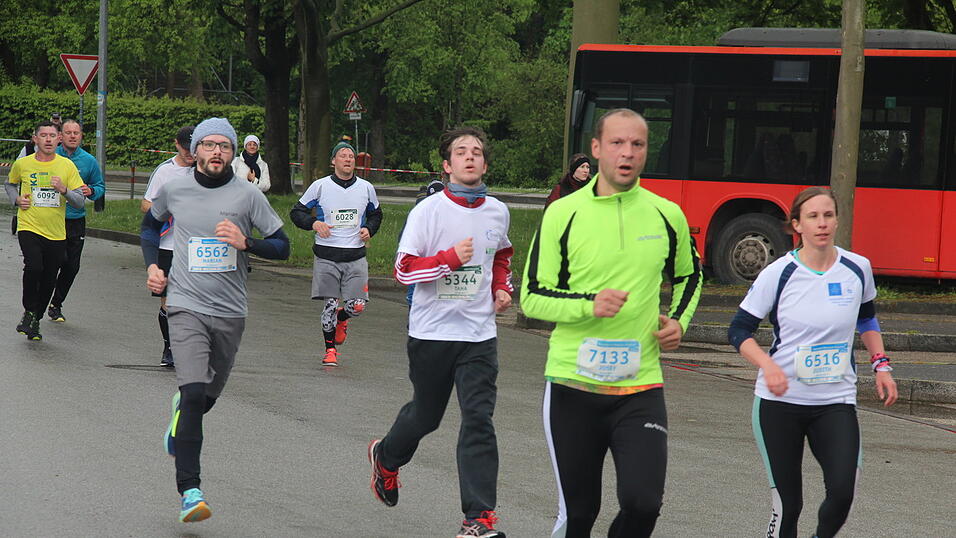 Auch die großen Herzogstadtläufer ließen sich wie schon die Kleinen am Samstag durch das nasskalte Aprilwetter den Spaß am Sport unter freiem Himmel nicht verderben.