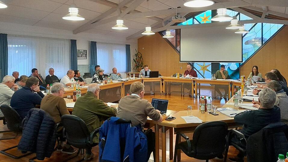 Der Marktgemeinderat Wallersdorf traf sich am Montag zur Haushaltssitzung. Der Marktgemeinderat Wallersdorf traf sich am Montag zur Haushaltssitzung.