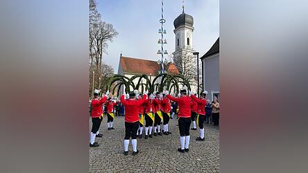 Vor der herrlichen Kulisse von St. Vitus, wie hier im Bild, und sp&auml;ter dann auch noch im Biergarten des Schlossbr&auml;ukellers in Au pr&auml;sentierten die Osseltshauser Sch&auml;ffler ihren Tanz.