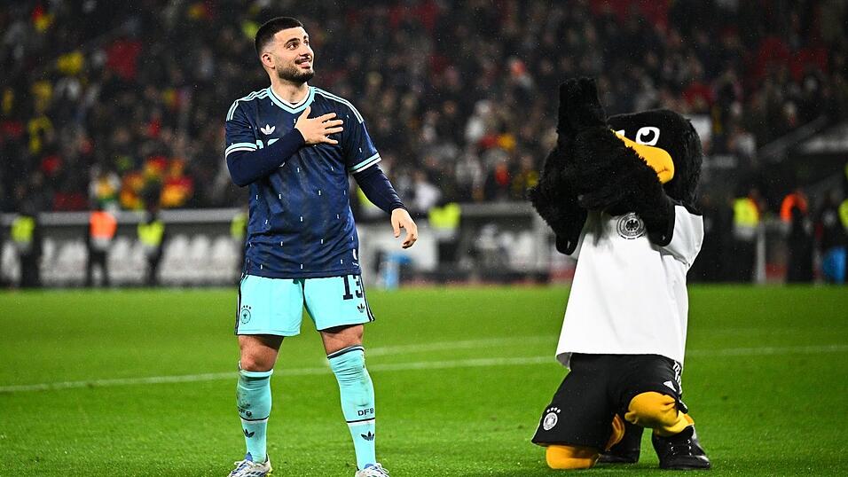 Der Matchwinner: Deniz Undav jubelt nach dem Spiel neben dem DFB-Maskottchen.