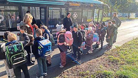 Bei der Sonderfahrt haben die Sch&uuml;ler der Klasse 1a der Petersschule mit Klassenleiterin Barbara Rex (links) von Samir Bajric von den Stadtwerken in der Busschule gelernt, wie man richtig Bus f&auml;hrt.