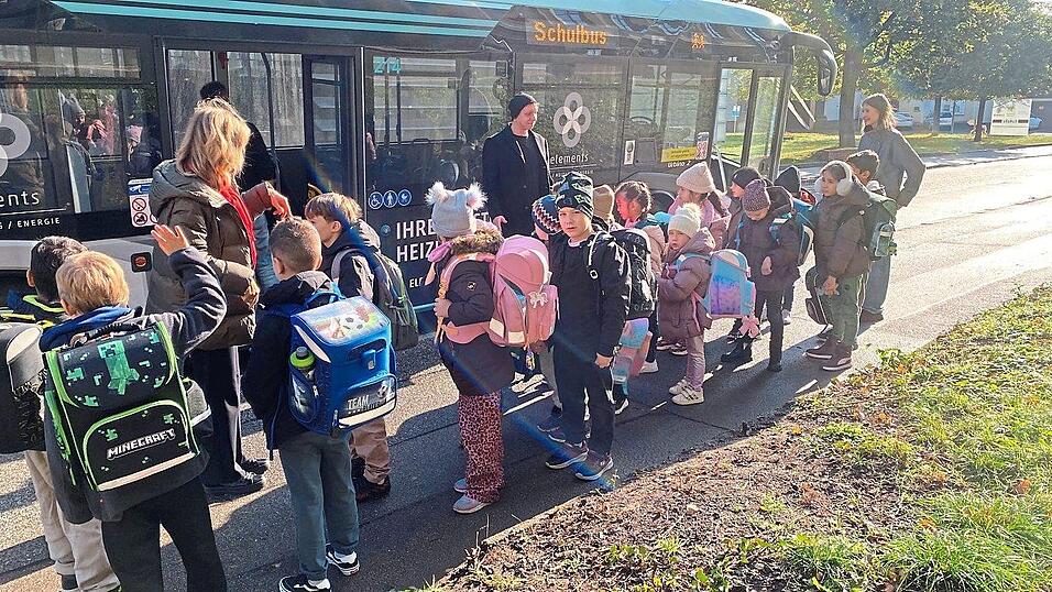 Bei der Sonderfahrt haben die Schüler der Klasse 1a der Petersschule mit Klassenleiterin Barbara Rex (links) von Samir Bajric von den Stadtwerken in der Busschule gelernt, wie man richtig Bus fährt. Bei der Sonderfahrt haben die Schüler der Klasse 1a der Petersschule mit Klassenleiterin Barbara Rex (links) von Samir Bajric von den Stadtwerken in der Busschule gelernt, wie man richtig Bus fährt.