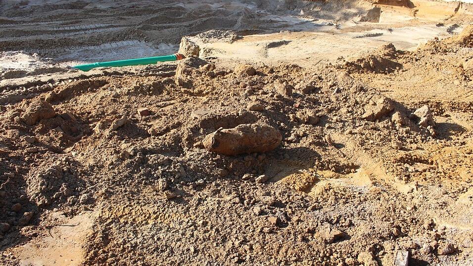 So sieht sie aus, die 125 Kilogramm schwere amerikanische Fliegerbombe, die am Donnerstag ganz Straubing in Atem gehalten hat. So sieht sie aus, die 125 Kilogramm schwere amerikanische Fliegerbombe, die am Donnerstag ganz Straubing in Atem gehalten hat.