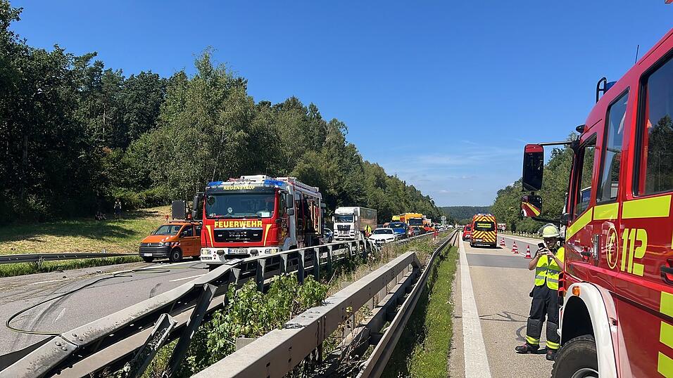 Ein Lastwagen kippte am Dienstag auf der A93 bei Regenstauf um und blieb quer zur Fahrbahn in Fahrtrichtung München liegen.