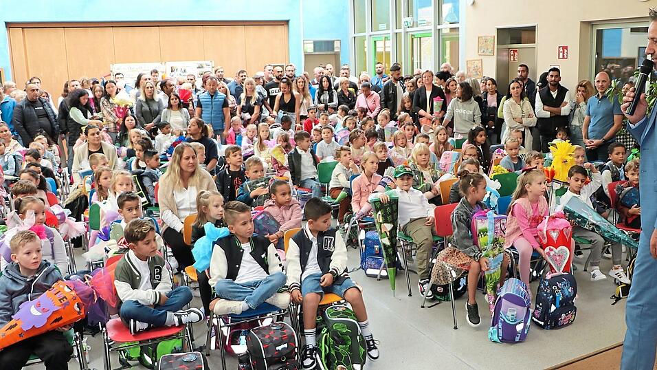 Rektor Tobias Barwanitz hie&szlig; die Erstkl&auml;sser in der vollbesetzten Aula der Grundschule an ihrem ersten Tag herzlich willkommen.