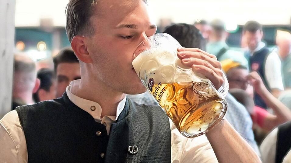 Das Bier gefällt ihm besser als in seiner Hamburger Heimat.