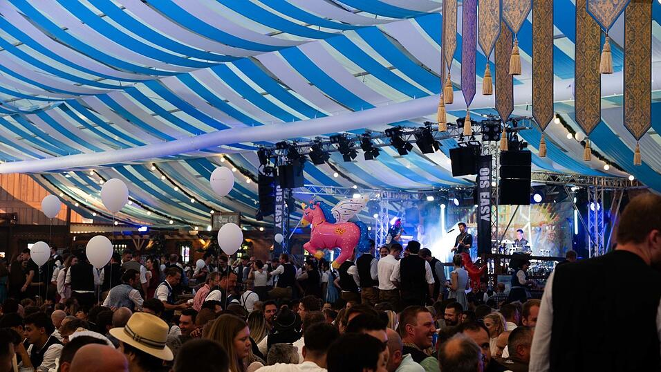 Die Partybilder vom Freitag, 14. August, aus dem Festzelt Wenisch. Die Partybilder vom Freitag, 14. August, aus dem Festzelt Wenisch.