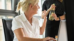 Lassen Sie sich Alkohol von niemandem aufdrängen und lernen Sie «Nein, danke» zu sagen.