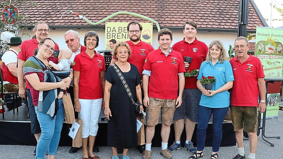 Für Parkplätze, musikalische Umrahmung, Bewirtung, Strom- und Wasseranschlüsse und Co.: Bürgermeister Thomas Haslinger (Vierter von links) und Zugführer Martin Hans (links) bedankten sich bei den Stadtteilbewohnern mit Buchskränzen und 'Landshuter Hochzeit'-Krügen für die Unterstützung beim Dorffest. Für Parkplätze, musikalische Umrahmung, Bewirtung, Strom- und Wasseranschlüsse und Co.: Bürgermeister Thomas Haslinger (Vierter von links) und Zugführer Martin Hans (links) bedankten sich bei den Stadtteilbewohnern mit Buchskränzen und 'Landshuter Hochzeit'-Krügen für die Unterstützung beim Dorffest.