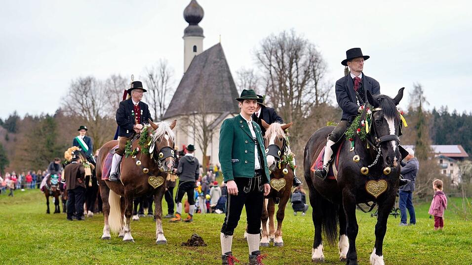 Am Kirchlein werden Tiere und Menschen gesegnet. Am Kirchlein werden Tiere und Menschen gesegnet.